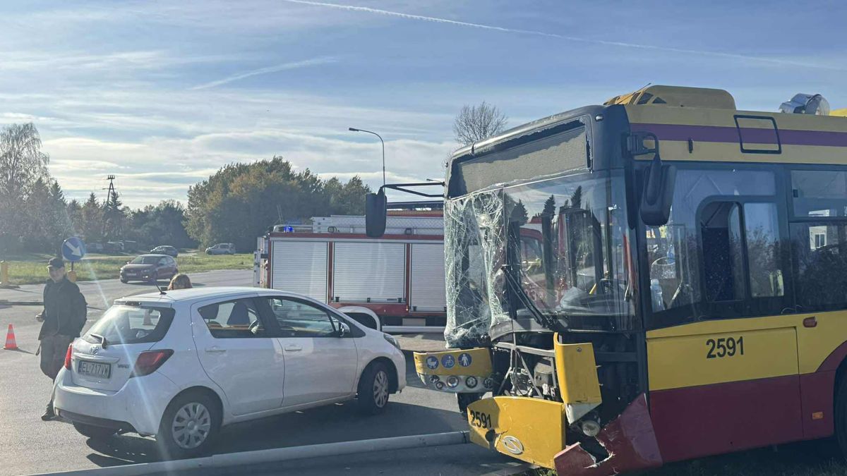 Autobus wjechał w samochody osobowe na skrz