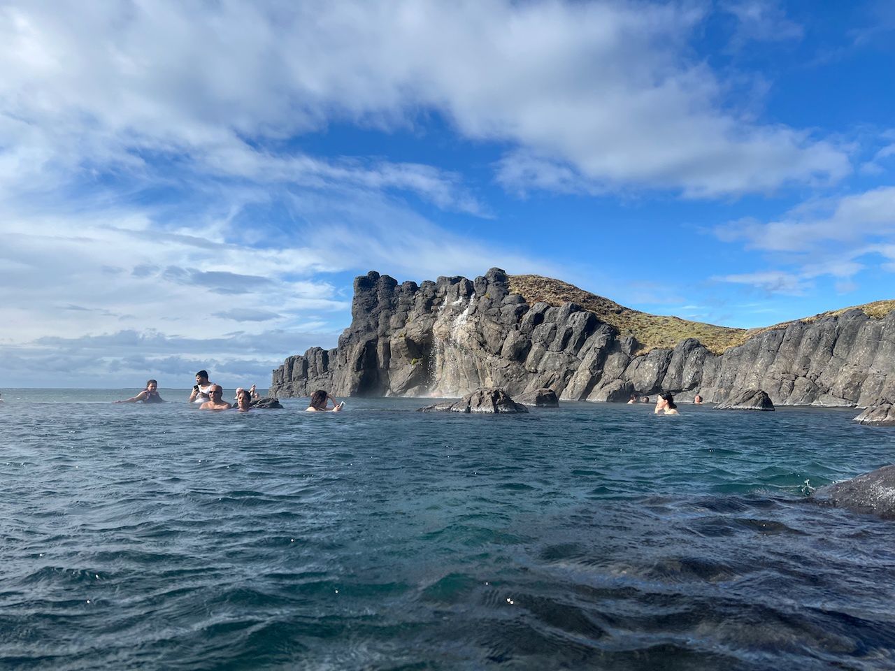 Sky Lagoon to baseny geotermalne wśród wulkanicznych skał