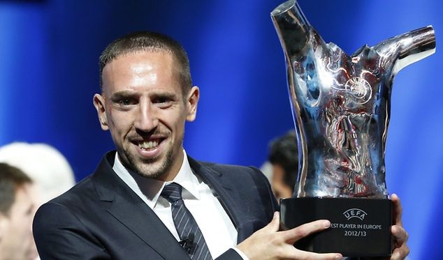 Franck Ribery z trofeum / Foto PAP