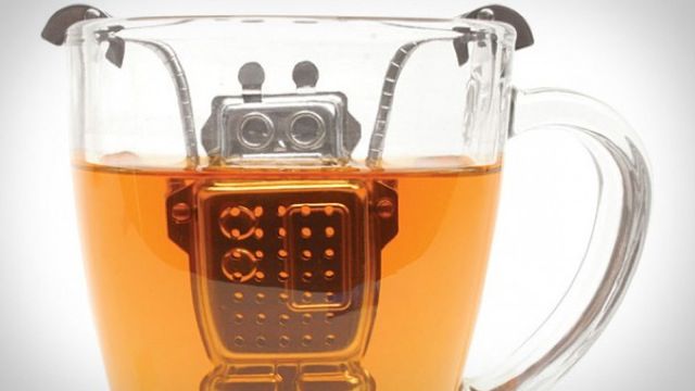 Zaparz herbatę topiąc robota
