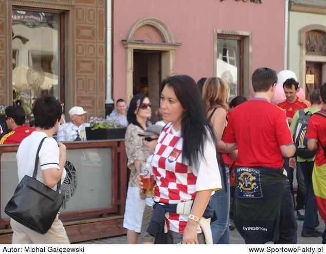 Chorwacka fanka raczy się smakiem polskiego piwa