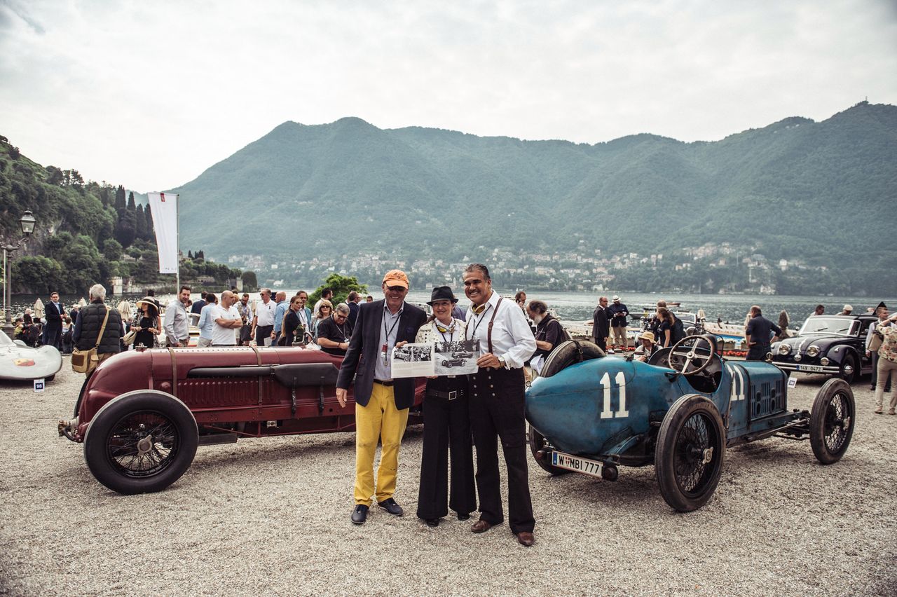 Dokładnie te egzemplarze Ballot 3/8 LC z 1920 r. i Bentley'a 4 i 1/2 litra z 1929 ścigały się kiedyś ze sobą na torze w Brooklands o czym świadczy trzymana przez ich właścicieli fotografia.