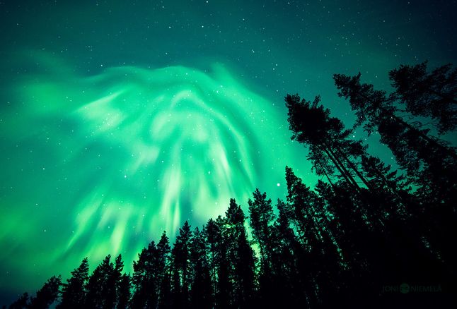 Zdjęcia zorzy Borealis zostały stworzone w rejonie Południowej Ostrobothnii w Finlandii, blisko domu fotografa. Światła te występują dość rzadko na tym obszarze w porównaniu do północnej części kraju.