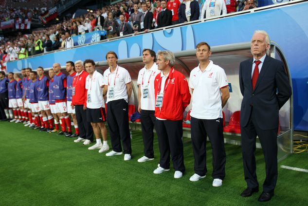 Leo Beenhakker ze swoim sztabem podczas Euro 2008 (fot. Piotr Kucza/FotoPyk/Newspix)