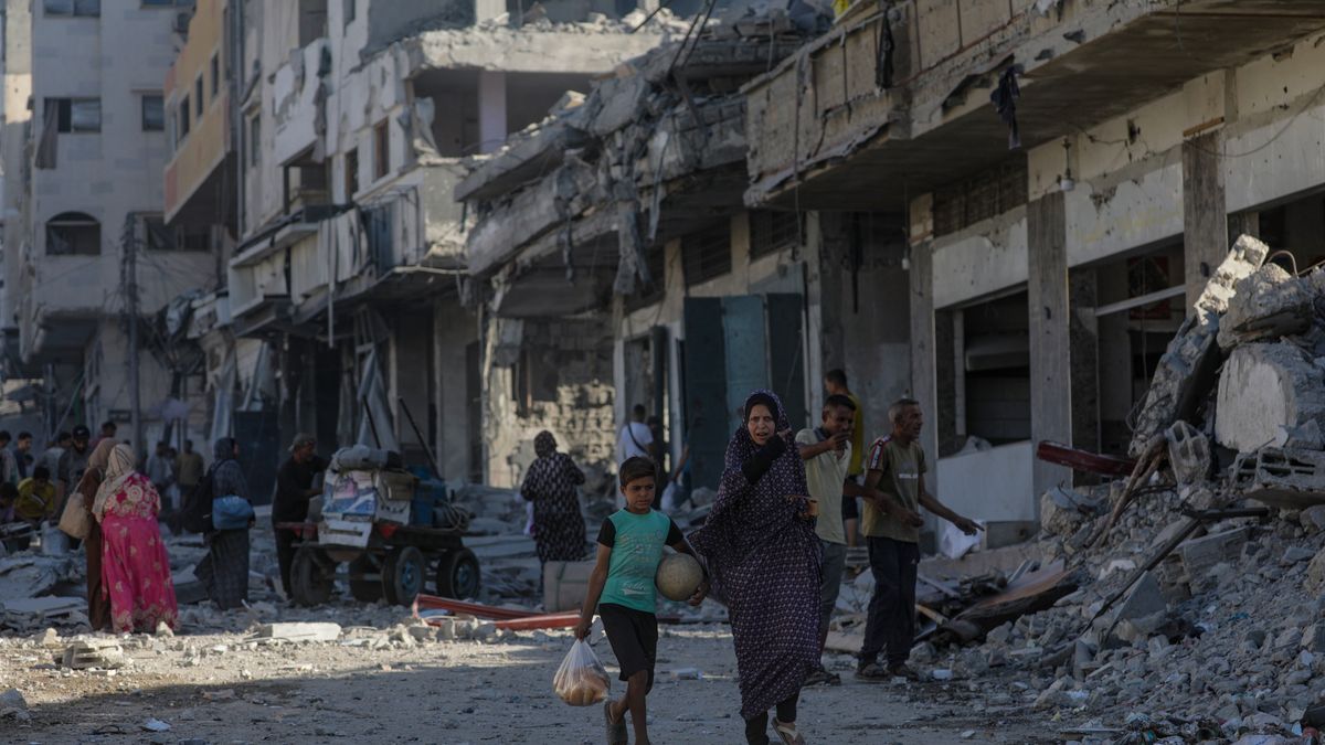Palestiians inspect destroyed structures following an Israeli air strike during an Israeli military operation in Gaza City, Gaza Strip, 30 September 2025. More than 65,600 Palestinians have been killed in the Gaza Strip since October 2023, according to the Palestinian Ministry of Health, and about 1,200 Israelis have been killed since the launch of an Israeli military campaign in response to a cross-border attack by Hamas on 07 October 2023. EPA/MOHAMMED SABER Dostawca: PAP/EPA.