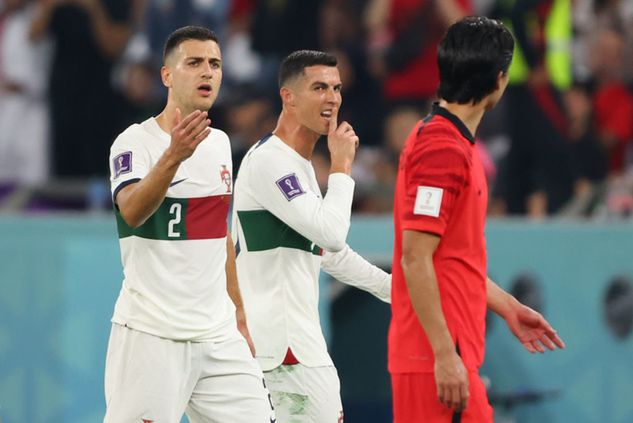 Cristiano Ronaldo ucisza Cho Gue-Sunga w trakcie zmiany w meczu z Koreą (fot: Marc Atkins/getty images)