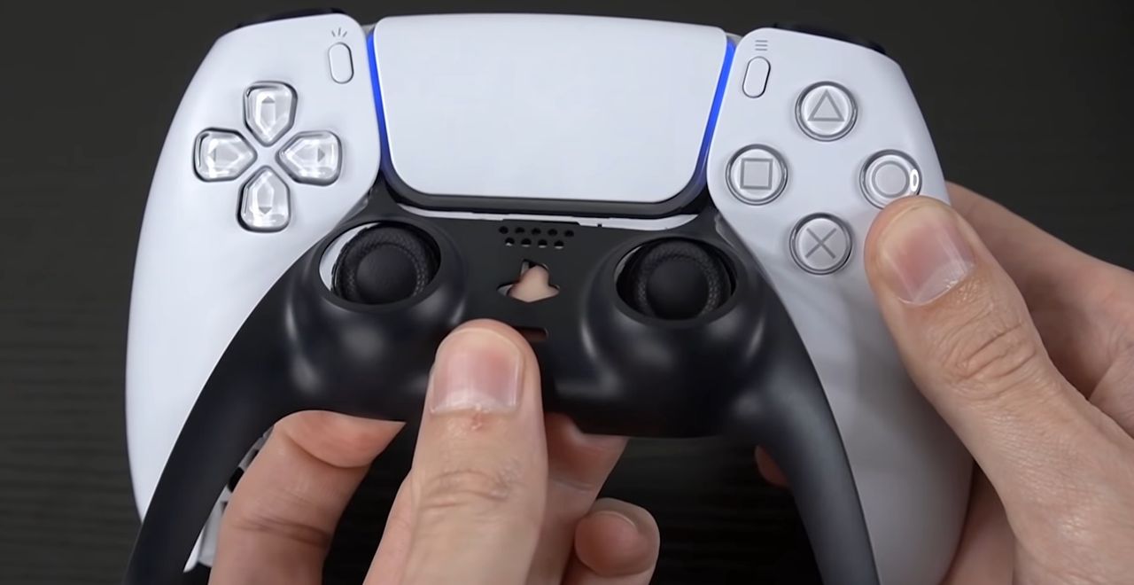 Pad do PS5 kryje w sobie ciekawy detal. DualSense ze ściąganym przednim panelem