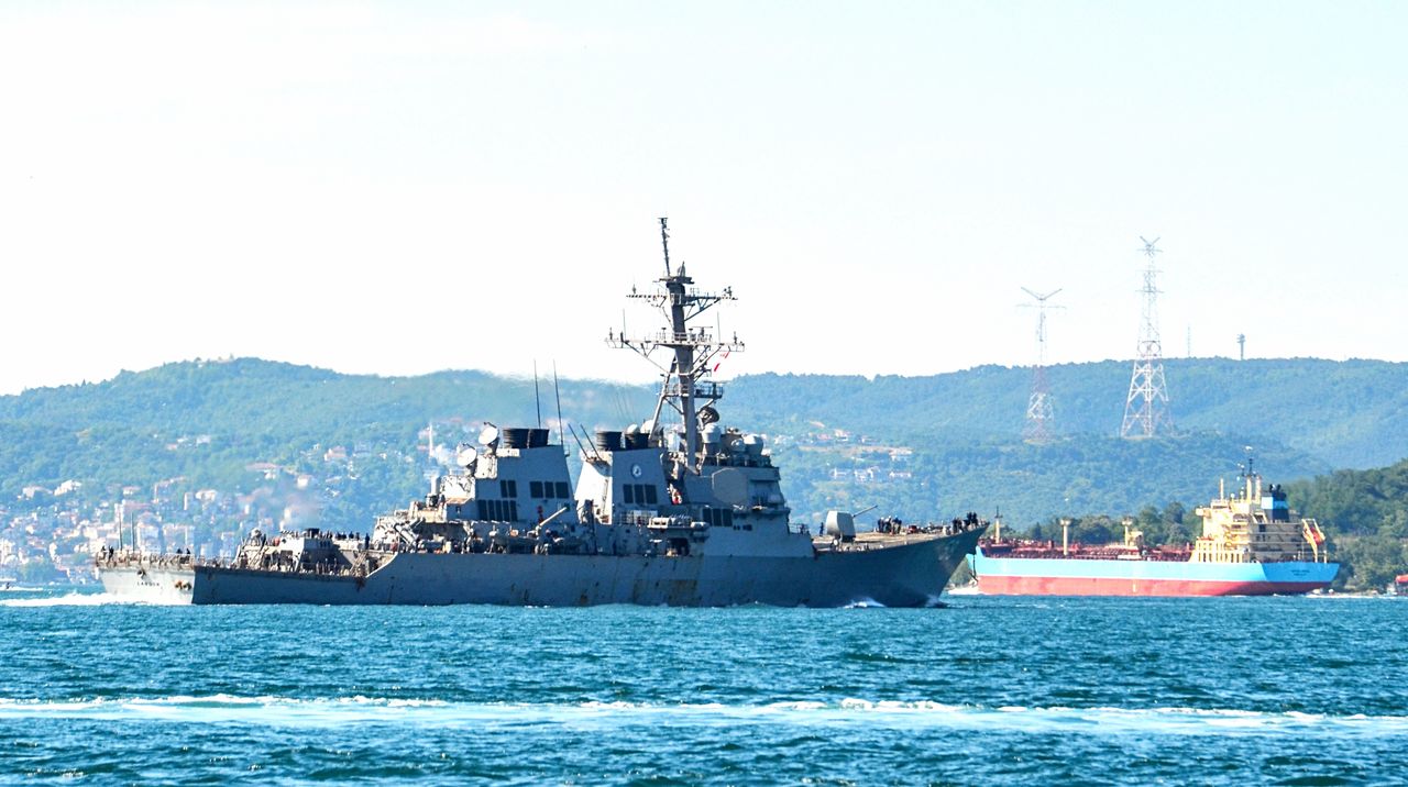 Merchant ship targeted in Yemen. US destroyer thwarts two missile strikes