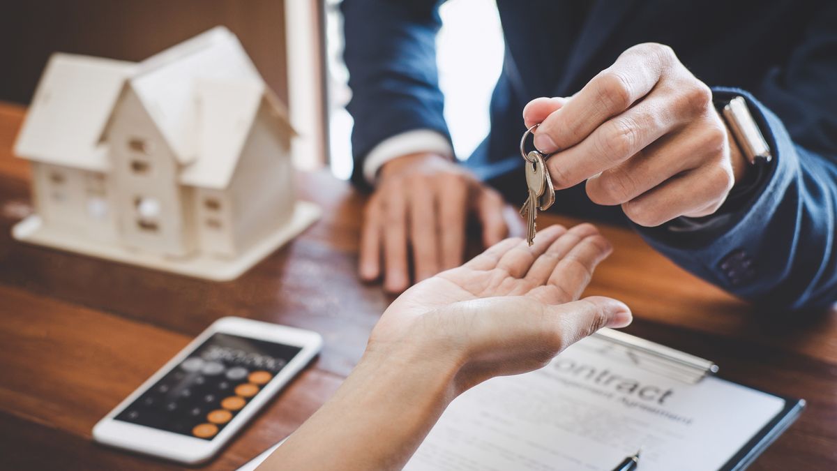 Kredyt hipoteczny hipoteka kredyty wibor stopy procentowe Real estate agent Sales manager holding filing keys to customer after signing rental lease contract of sale purchase agreement, concerning mortgage loan offer for and house insurance.loan, home, estate, real, mortgage, house, business, document, bank, contract, investment, agreement, financial, agent, banking, legal, property, buying, key, debt, credit, success, approve, approval, giving, client, insurance, ownership, selling, seller, broker, purchase, signature, real estate, deal, customer, model, realtor, liability, landlord, housing, lawyer, residential, receive, banker, rental, apartment, buyer, building, calculator