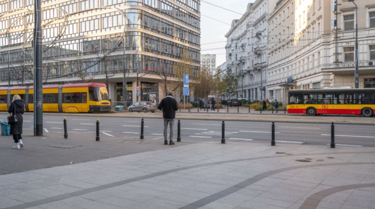 Warszawa: Nowe przejście dla pieszych przez Aleje Jerozolimskie