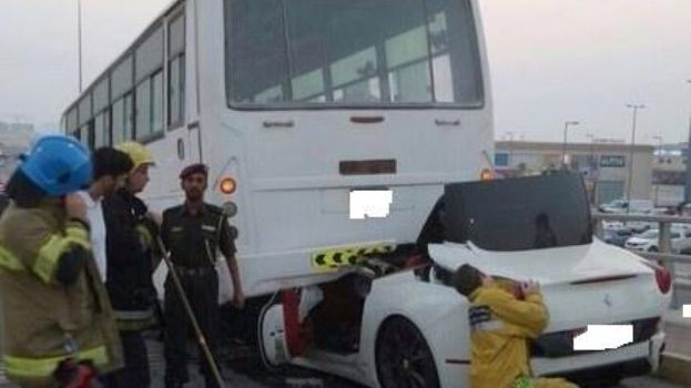 Ferrari California parkuje pod autobusem 1