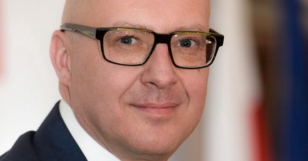Powrót do szkoły. Dr Gujski: Otwórzmy szkoły. Ale niech działają "hybrydowo"