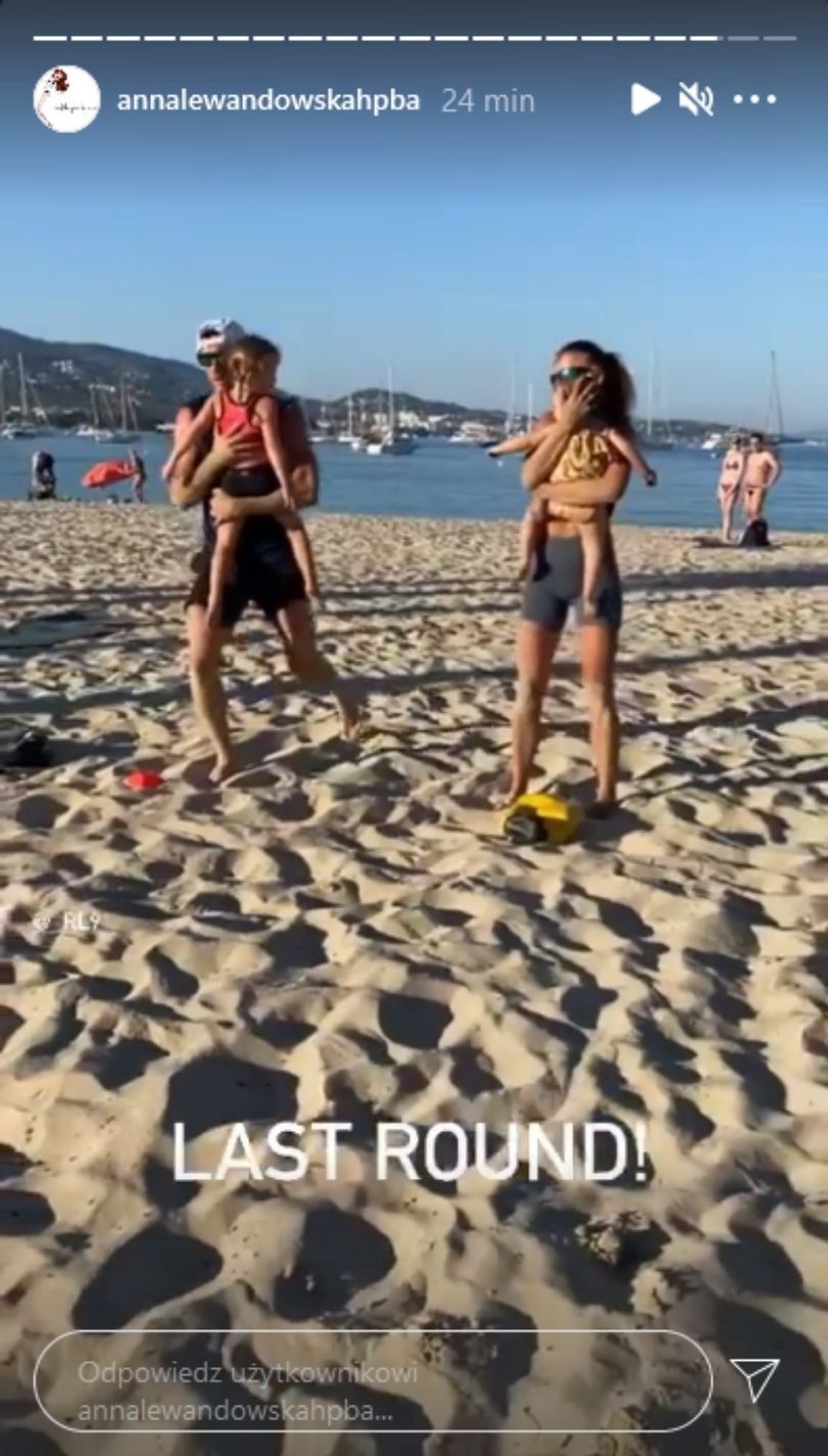 Anna i Robert Lewandowscy trenują na plaży w towarzystwie córek