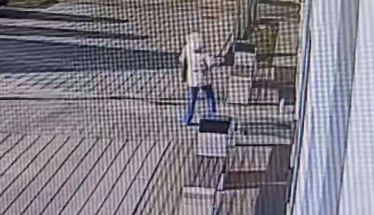 Była tuż obok komendy. Nagle runęła na ziemię. Wstrząsające nagranie