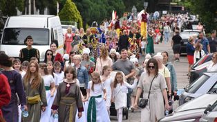 XXII Festiwal Kultury Dawnej w Malborku. Ulicami miasta przeszedł barwny korowód