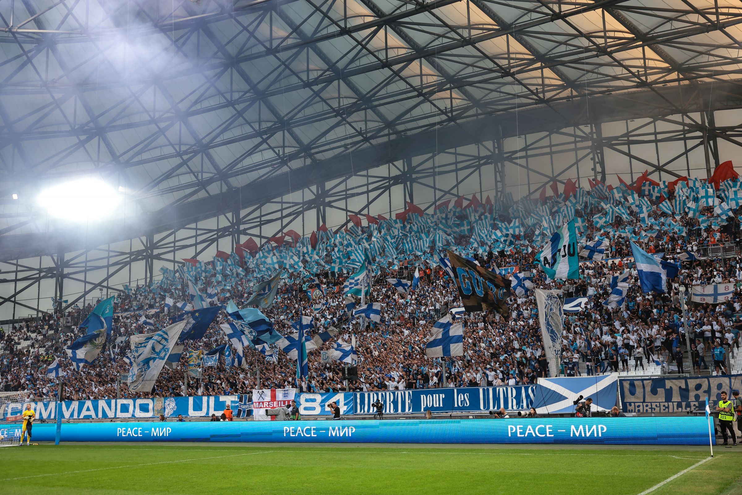 Scandale à Marseille.  Il y a un stand de club