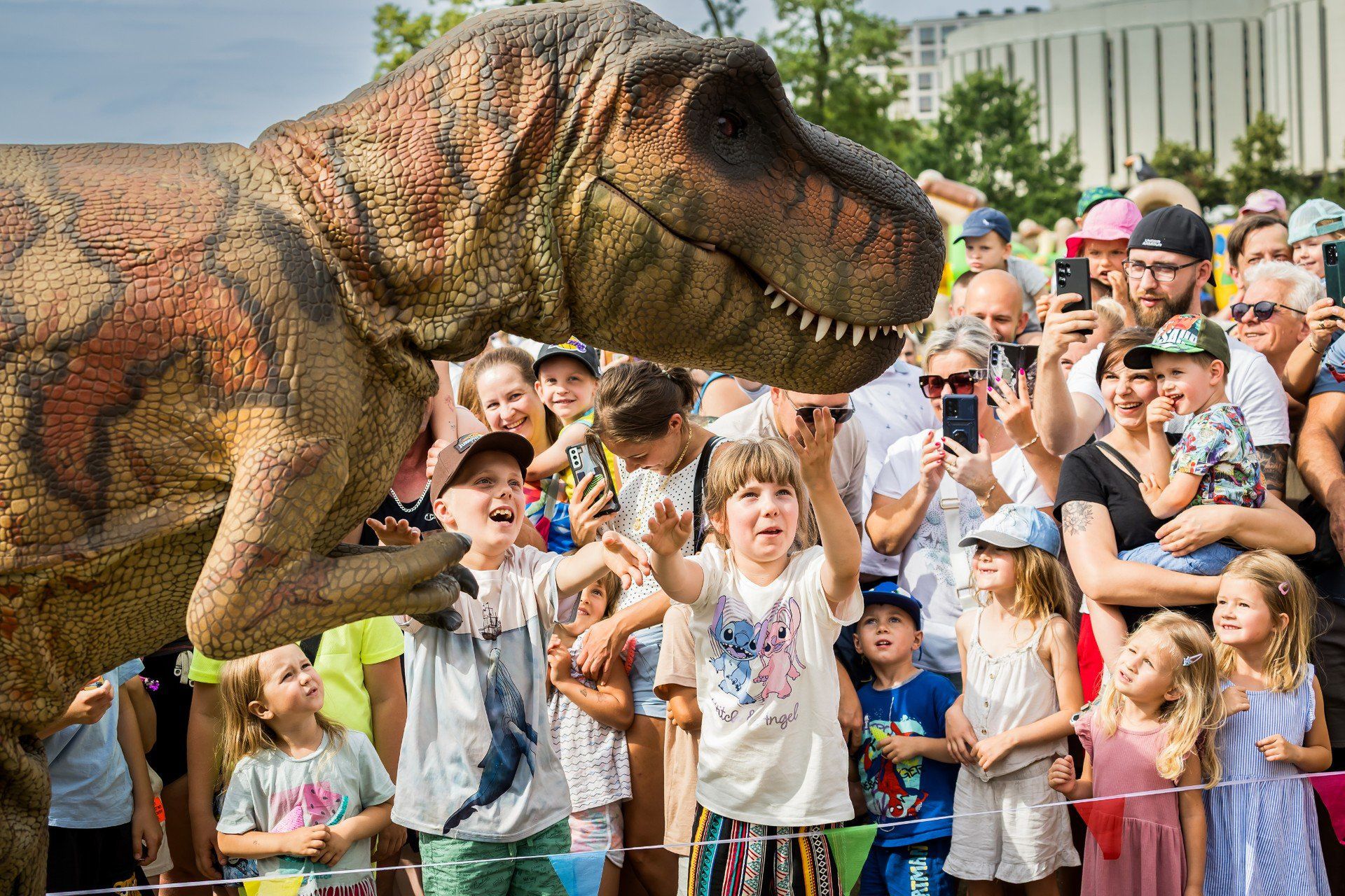 Festiwal Dinozaurów, który odbył się w Bydgoszczy w sobotę (5 lipca), był dla uczestników okazją do odkrywania zapomnianego, prehistorycznego świata. Młodzi poszukiwacze przygód odwiedzili strefę wykopalisk i zapoznali się z gatunkami poszczególnych dinozaurów (w tym popularnego T-Rexa).