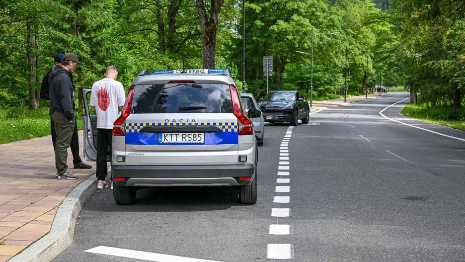 Funkcjonariusze Straży Miejskiej z Zakopanego zakładają blokady na koła i wystawiają mandaty na łamiących zakaz ruchu na drodze do Kuźnic