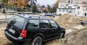 Szprotawa: Pijany potrącił rowerzystę. Uciekając, ugrzązł na budowanej drodze