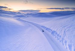 Fontanny śniegu w powietrzu. Niesamowity widok w Norwegii