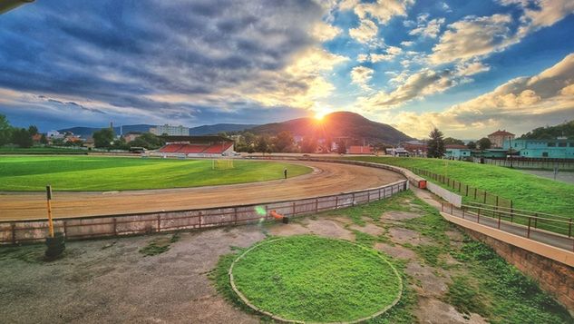 Miejscowy stadion jest jednym z piękniej położonych obiektów żużlowych. Niejeden tor na zachodzie Europy nie ma takiej infrastruktury.