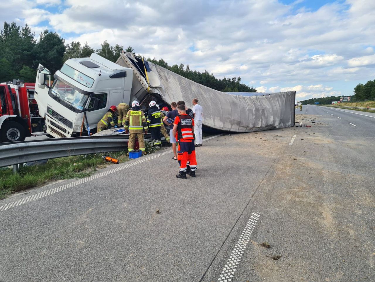 Wypadek na A1. Ciężarówka przygniotła auto na autostradzie