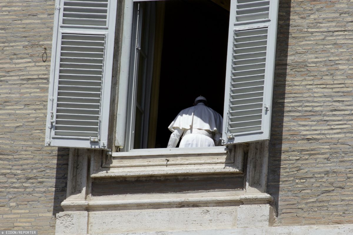 Papież nie odprawi mszy z powodu bolesnej rwy kulszowej