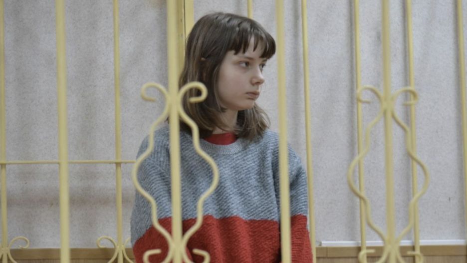 Olesi Kriwcowej z Archangielska groziło 10 lat więzienia za zamieszczanie w sieci wpisów potępiających wojnę. Przecięła bransoletkę i uciekła