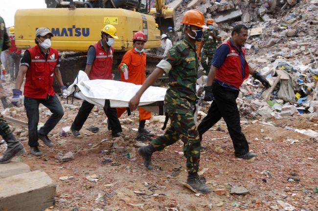 Bangladesz: Bilans ofiar katastrofy w Dhace przekroczył 760