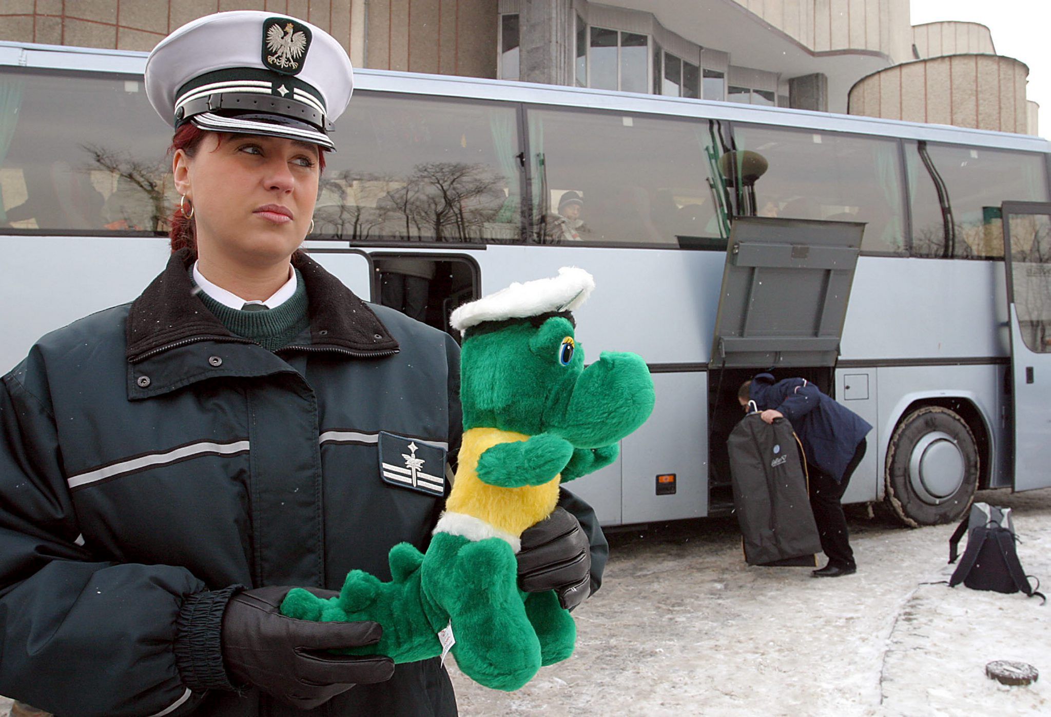 krokodyle Inspekcja Transportu Drogowego droga szosa ferie zimaMi�sowa, 29.01.2005 r. Szczeg�owe kontrole autokar�w przewo��cych dzieci i m�odzie� w okresie ferii zimowych przeprowadza�a Wojew�dzka Inspekcja Transportu Drogowego w Kielcach. Kierowcy dobrze przygotowanych do jazdy autokar�w dostawali w nagrod� maskotk� - krokodyla ITD. Nz. naczelnik Renata Gruszczy�ska z maskotk�. PAP/Piotr Polak pp/grPiotr Polak