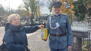 Rozpoczęły się kwesty na cmentarzu przy ulicy Limanowskiego w Radomiu. Społecznicy zbierają na ratowanie zabytkowych grobów i pomoc chorym