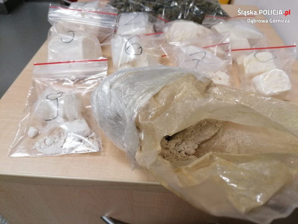 Śląskie. Policja w Dąbrowie Górniczej przechwyciła ponad 4 kilogramy narkotyków.