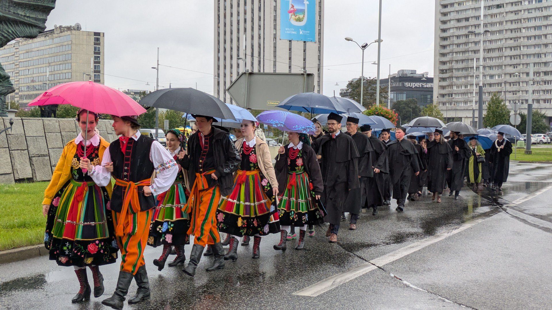Przemarsz studentów w Katowicach w orszakach rektorskich