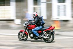 Mazowieckie. Czołowe zderzenie motocyklisty z busem. "Pędził bez opamiętania"