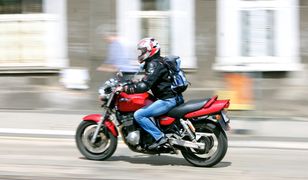 Mazowieckie. Czołowe zderzenie motocyklisty z busem. "Pędził bez opamiętania"