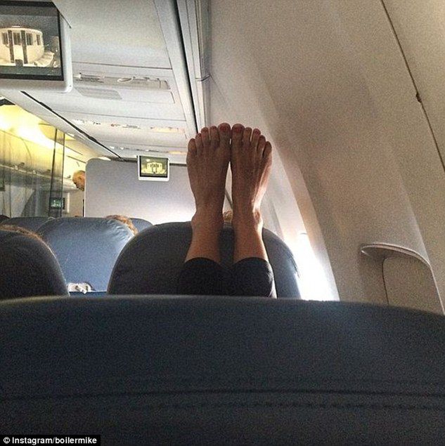 Nowy problem na pokładach wszystkich linii lotniczych. Pasażerów atakują… nagie stopy! 