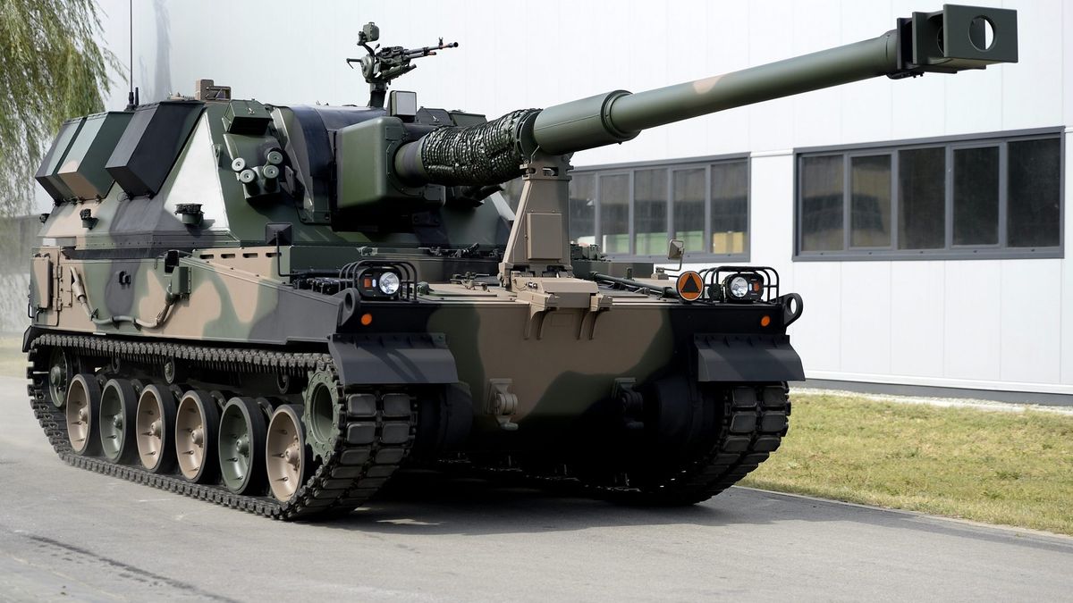 Pokaz armatohaubicy kalibru 155 mm KRAB zamontowanej na nowym podwoziu w Centrum Produkcji Wojskowej Huty Stalowa Wola w Stalowej Woli.