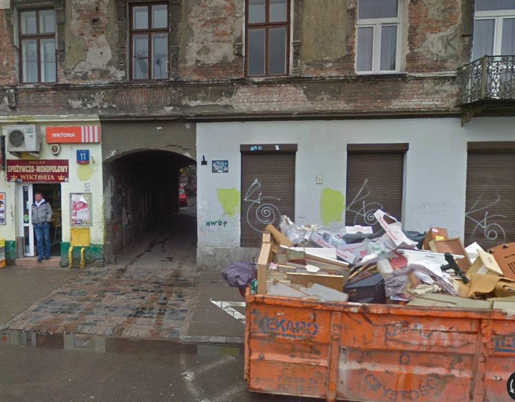 Warszawa. Nadal na Pradze są takie kamienice-widma. W jednej z nich, na Brzeskiej, mieszka czekająca na eksmisję kobieta z niepełnosprawnym synem (Google Maps)