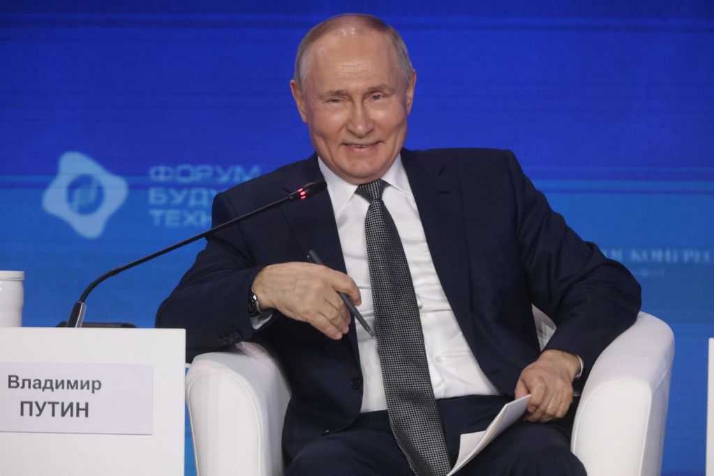 Vladimir Putin combats Western sanctions. Russia outplays the West in the matter of crude oil export.