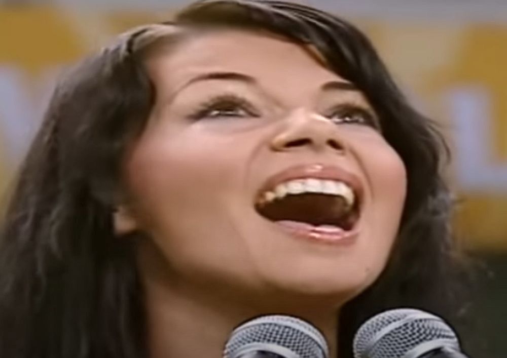 Edyta Górniak "śpiewa" hymn w Korei, 2002