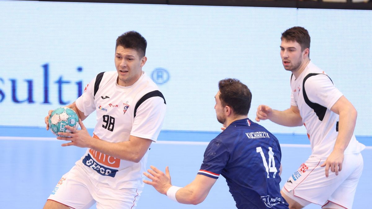 PAP / PAP/Michał Meissner / Na zdjęciu: Zawodnicy Górnika Zabrze Damian Przytuła (L) i Lukas Morkovsky (P) oraz Łukasz Kucharzyk (C) z Energi MKS Kalisz