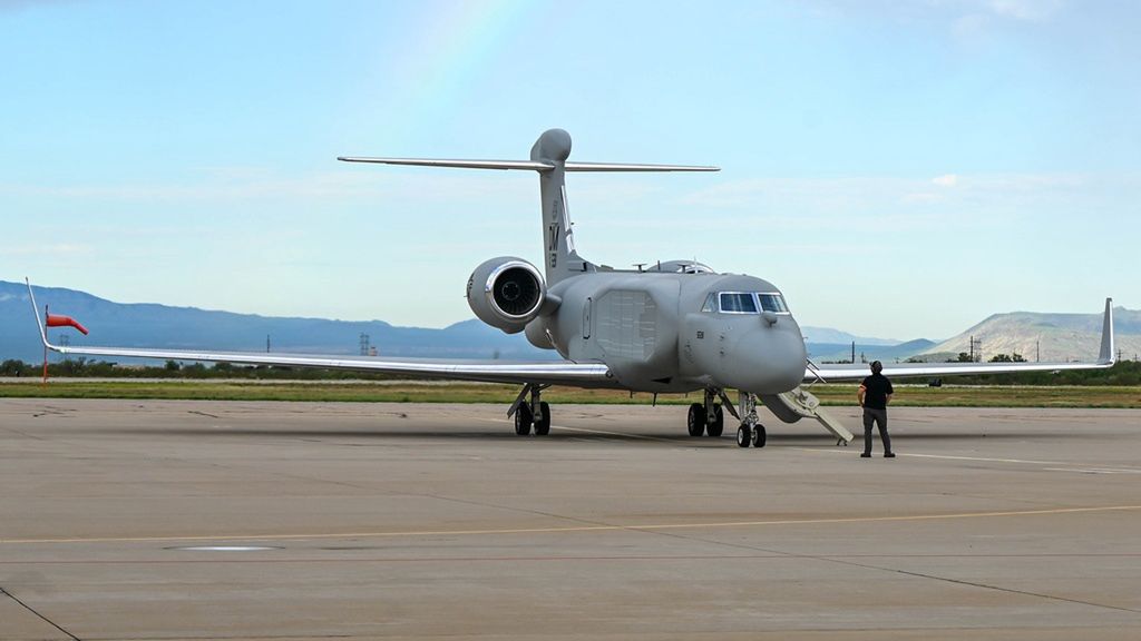 EA-37B Compass Call przypomina samolot biznesowy, ale wypełnia b