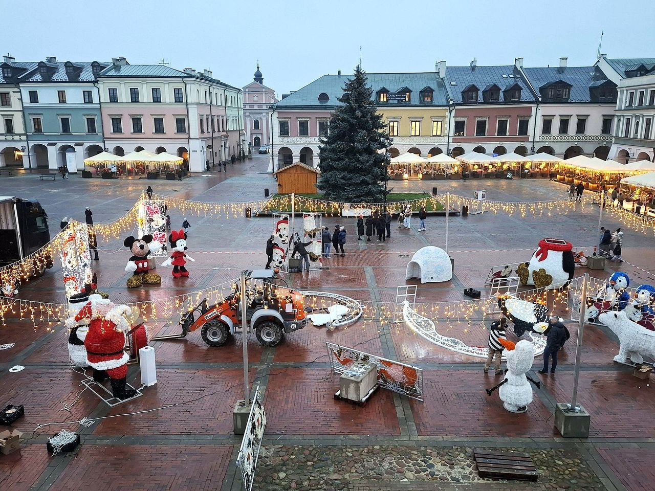 Zamość: Zaplanowano uroczyste rozświetlenie choinki oraz świątecznych iluminacji. Ze świętym Mikołajem