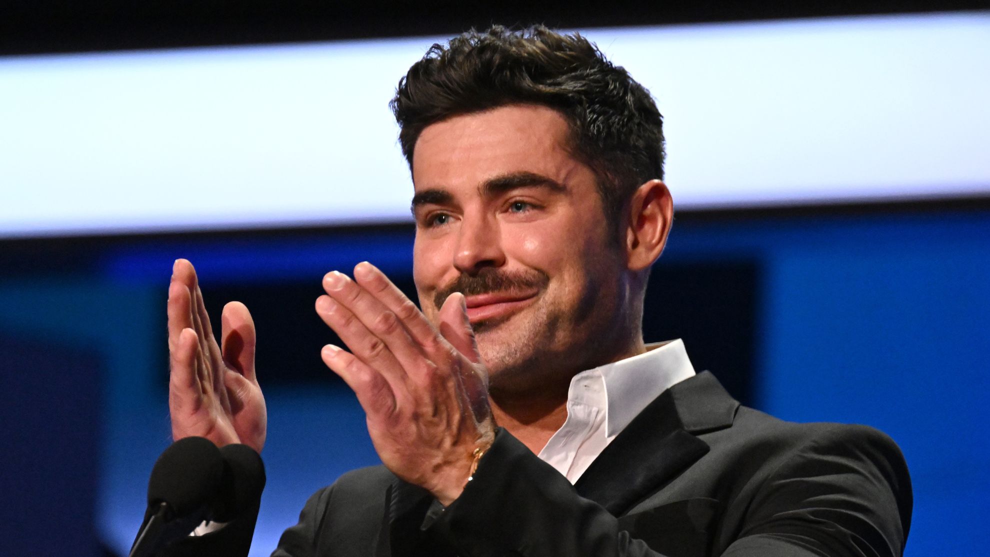 Zac Efron wymienia uprzejmości z gośćmi festiwalu w Wenecji