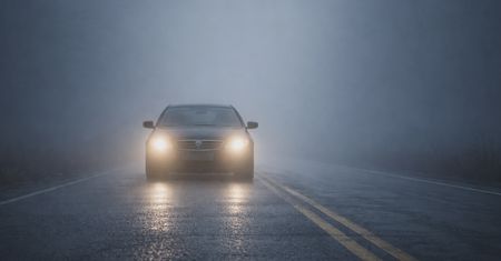 IMGW ostrzega przed gęstą mgłą. Włocławek i powiat w ostrzeżeniu 1. stopnia