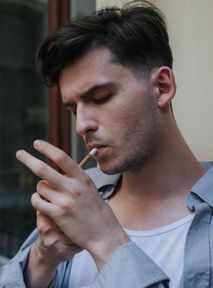 Ministry of Health considers banning smoking on balconies