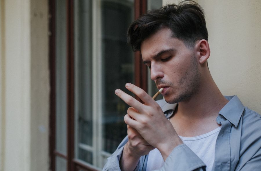 Ministry of Health considers banning smoking on balconies