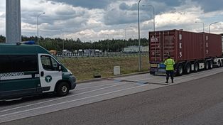 Olsztynek: Gigantycznie przeładowana ciężarówka zatrzymana na S7