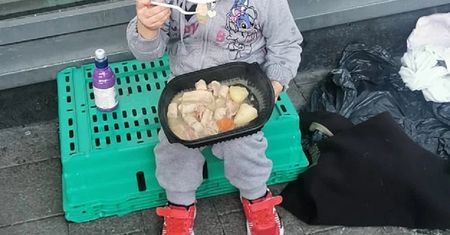 Zdjęcie 4-letniej bezdomnej dziewczynki poruszyło internautów. "Rząd jest temu winny"