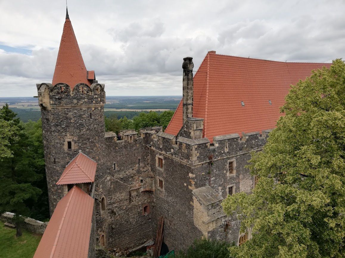 Zamek Grodziec położony jest na wysokiej górze